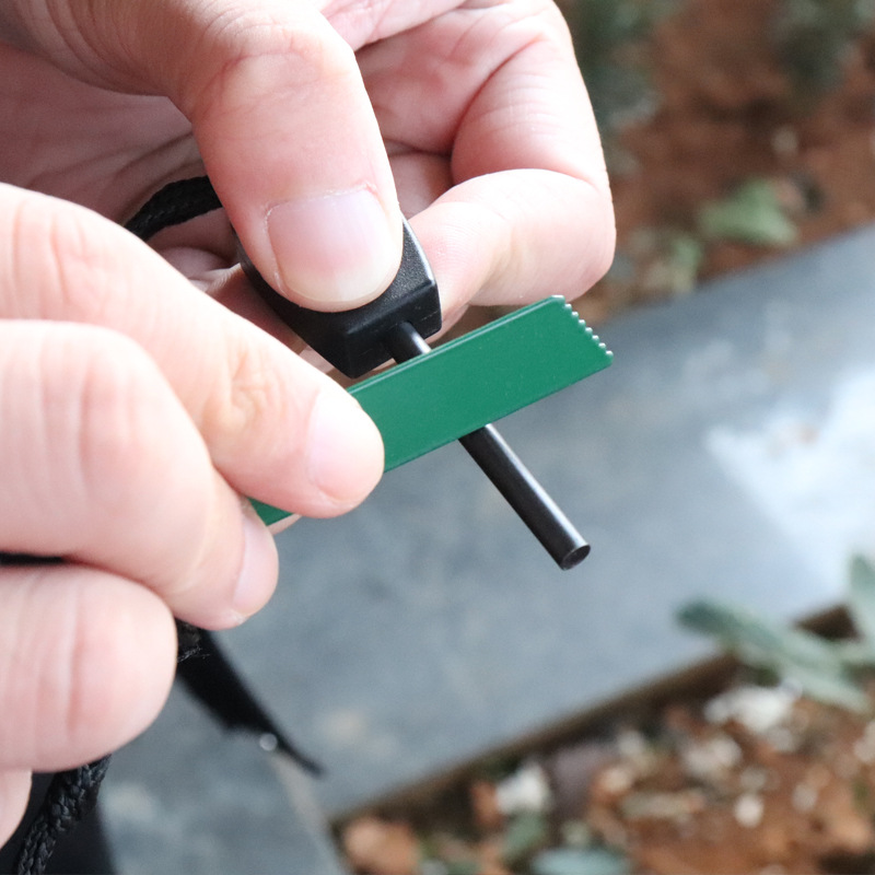 Mini Wilderness Survival Porta - Ferro Rod Striker review and price